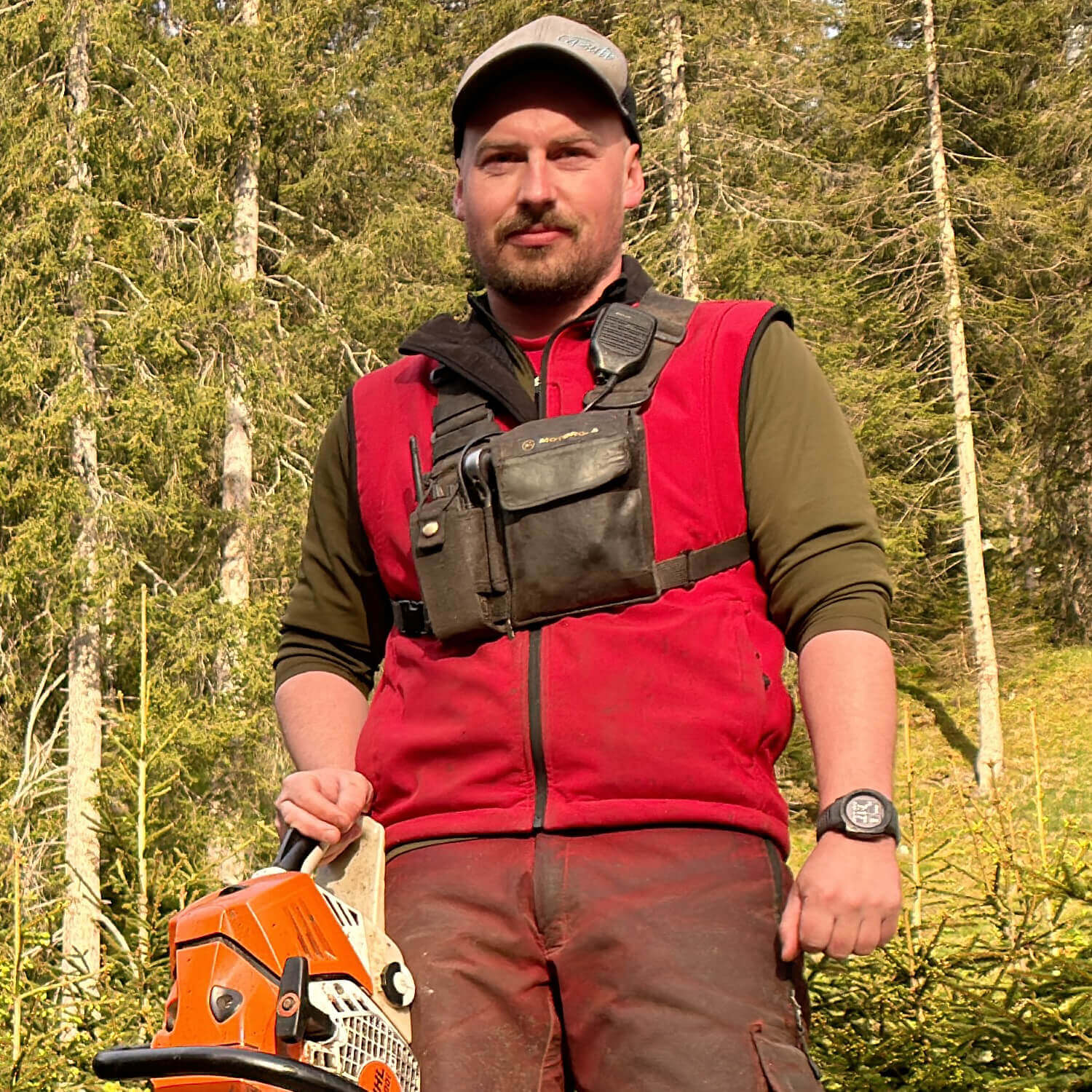 Mann mit Forstschutzkleidung - Riccardo Caplazi, Forstwart Vorarbeiter in Ausbildung bei Hemmi Forst AG, Churwalden